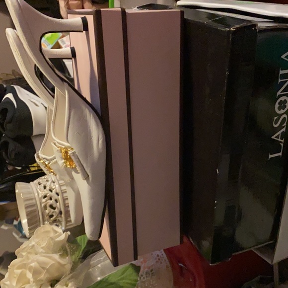 Luis Vuitton white loafers with gold accessories - Picture 9 of 9